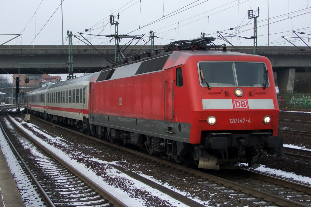 120 147-4 mit IC bei der Ausfahrt in Hamburg-Harburg 26.1.2013