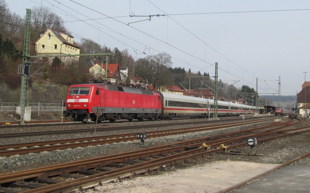 120 147-4 zieht am 26. Mrz 2013 ICE 1105 durch Kronach.