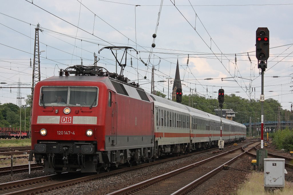 120 147 am 10.6.12 mit dem IC 1915 in M�lheim-Styrum.