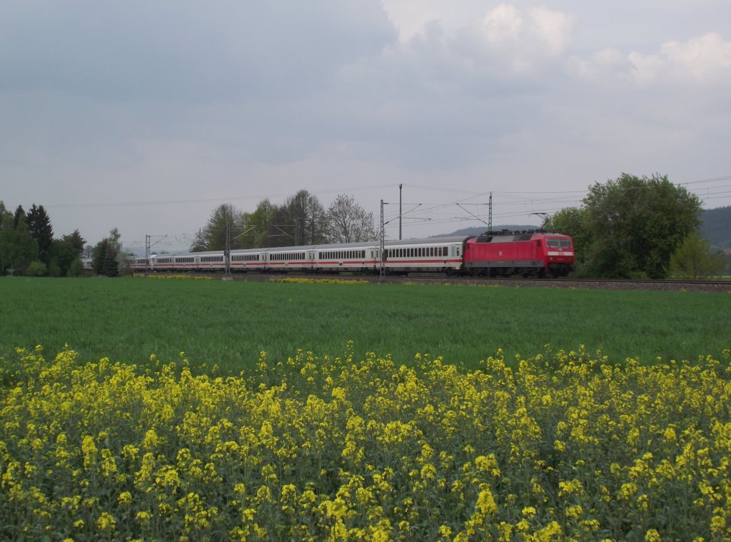 120 147 ist am 29. April 2011 mit IC 2802 bei Kronach unterwegs. Der Zug bestand aus zwei InterCity Garnituren die in der Mitte an den Steuerwagen miteinander vereint waren. An der zweiten Garnitur hing 120 140. Es handelte sich bei den beiden Zgen um die KP Reserven Nrnberg und Stuttgart.