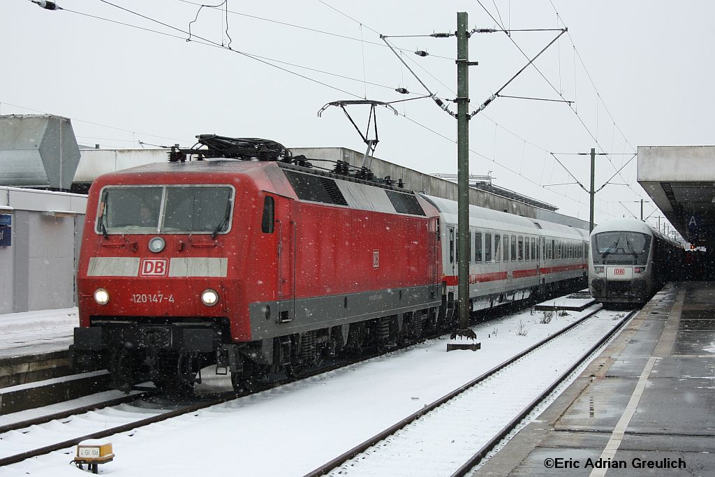 120 147 am 3.12.2010 in Hannover HBF mit dem 60Minuten verspteten IC von Berlin Sdkreuz nach Frankfurt.