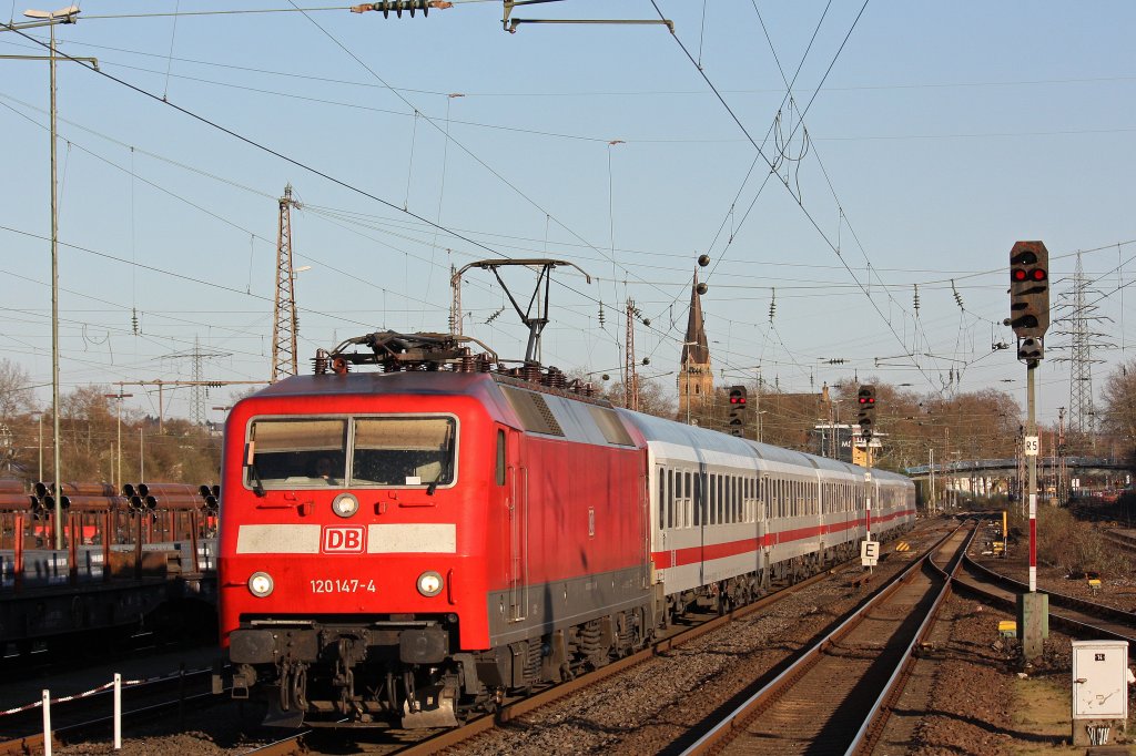 120 147 fuhr am 25.3.12 mit einem IC durch Mlheim-Styrum.