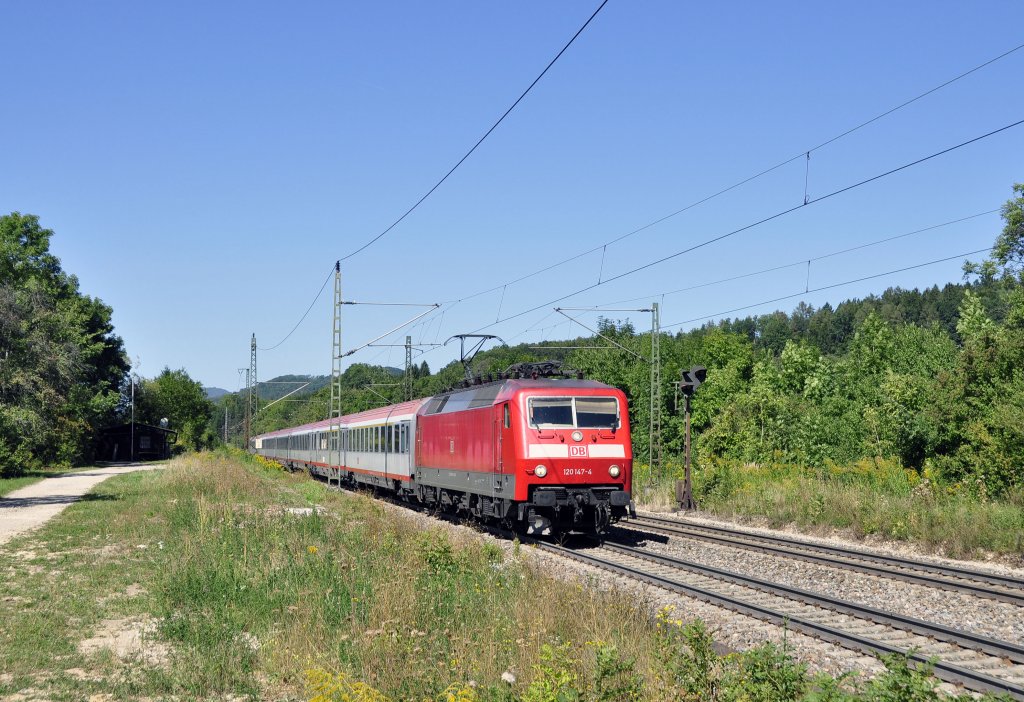 120 147 ist mit EC 119 nach Innsbruck auf der Filsbahn unterwegs.Aufgenommen in Gingen an der Fils am 8.9.2012