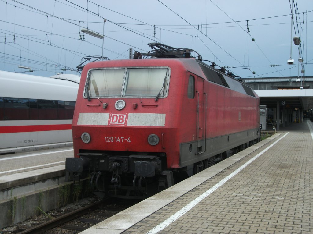 120 147 steht am 28.Juli 2012 abgestellt im Mnchner Hbf.