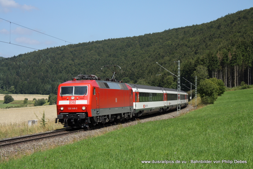 120 148-2 (DB) fhrt am 1. August 2011 um 15:30 Uhr mit einem Eurocity durch Mhringen