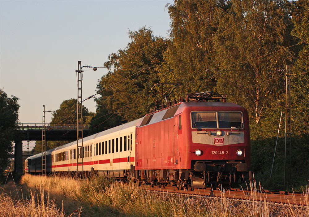 120 148-2 mit dem IC1919 aus Leipzig nach Kln Hbf mit +30 Minuten am Km 26.0 zwischen Geilenkirchen und bach-Palenberg, 18.7.10