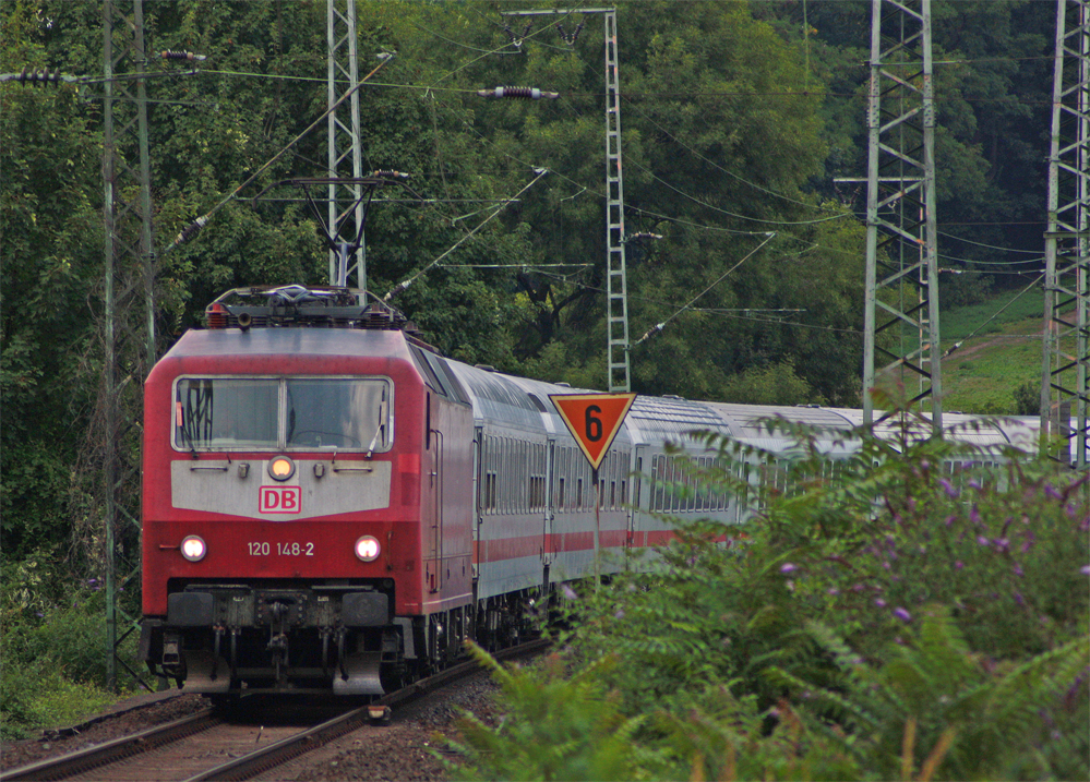 120 148-2 mit dem IC332 Norddeich Mole - Luxembourg bei der Durchfahrt in Kln-West, 5.8.10