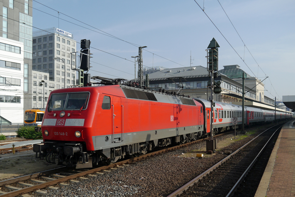 120 148-2 mit dem Nachtzug von Moskau nach Paris im Mannheimer Hbf. (22.10.12)