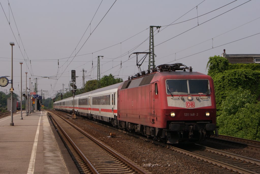 120 148-2 mit eineme InterCity bei der Durchfahrt durch Dsseldorf-Oberbilk am 29.04.2011