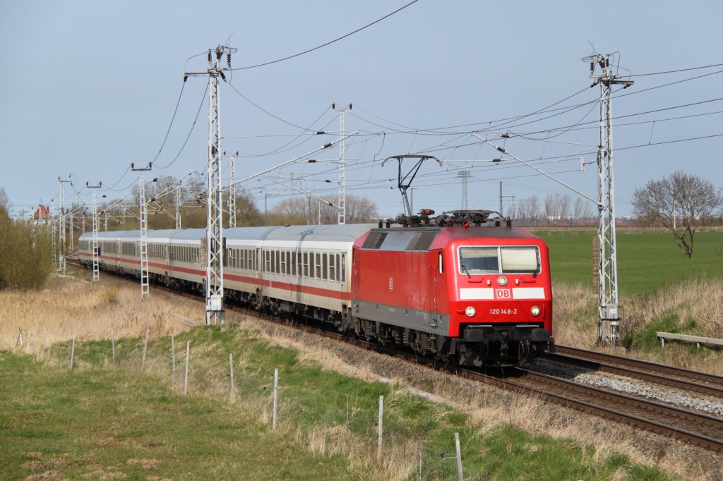 120 148-2 mit IC 2409 von Stralsund nach K�ln Hbf kurz hinter Rostock.15.04.2012 