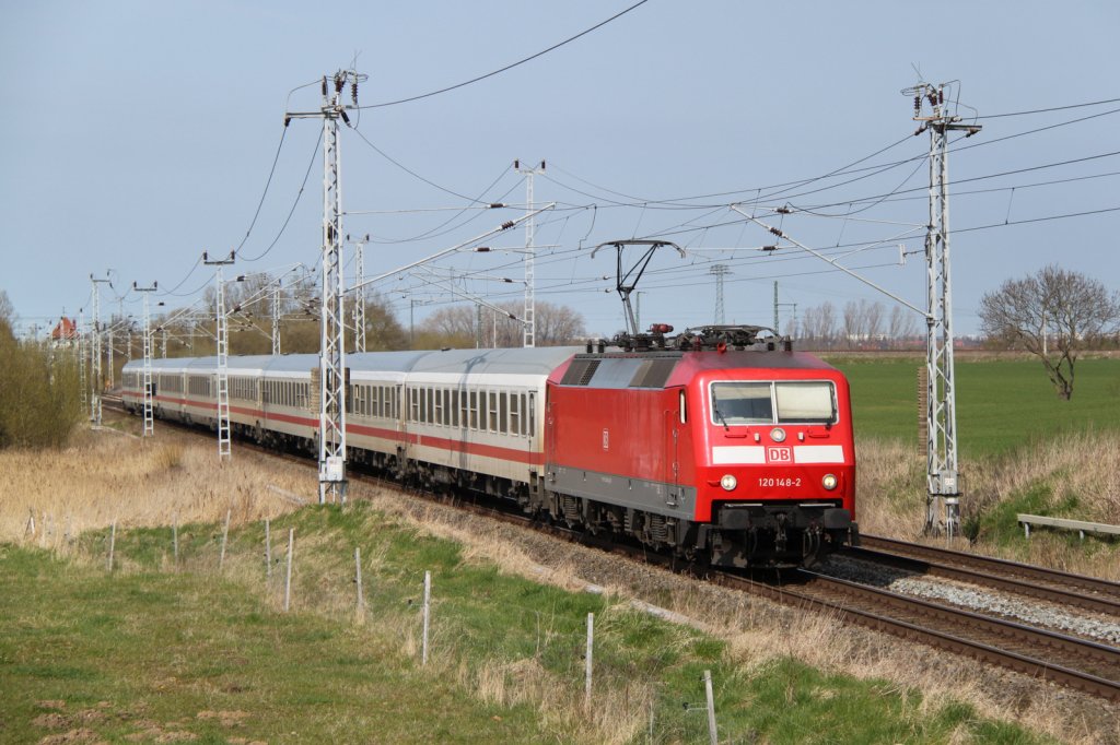 120 148-2 mit IC 2409 von Stralsund nach Kln Hbf kurz hinter Rostock.15.04.2012 