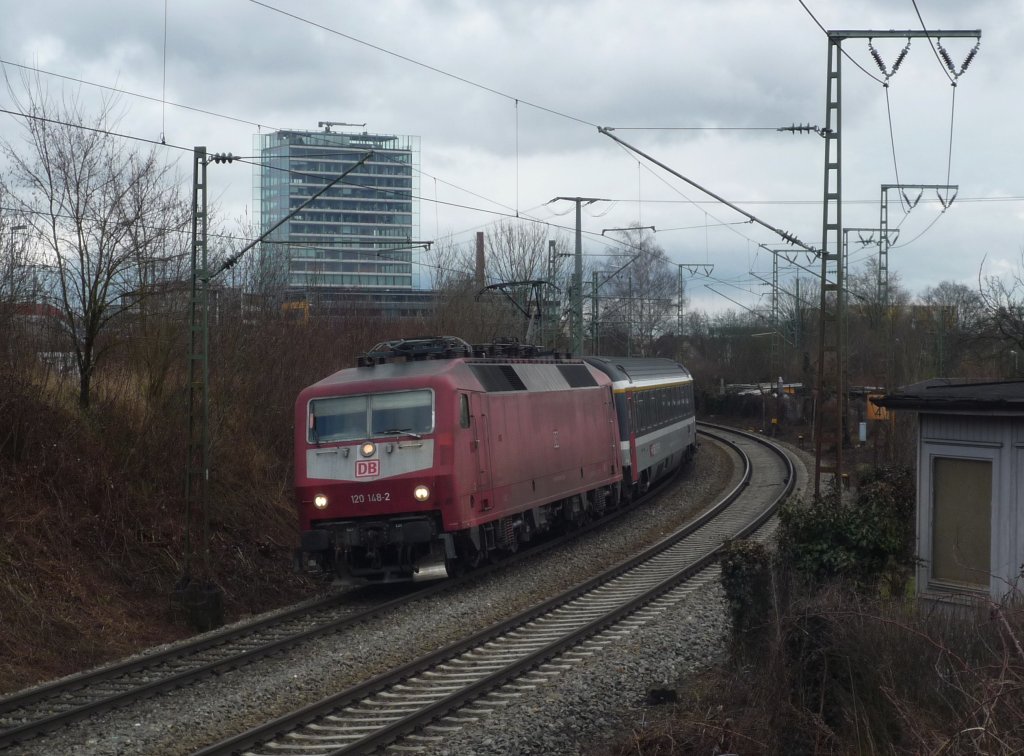 120 148-2 mit IC 280 Z�rich HB - Stuttgart Hbf bei der Ausfahrt Singen(Htw). 21.03.10