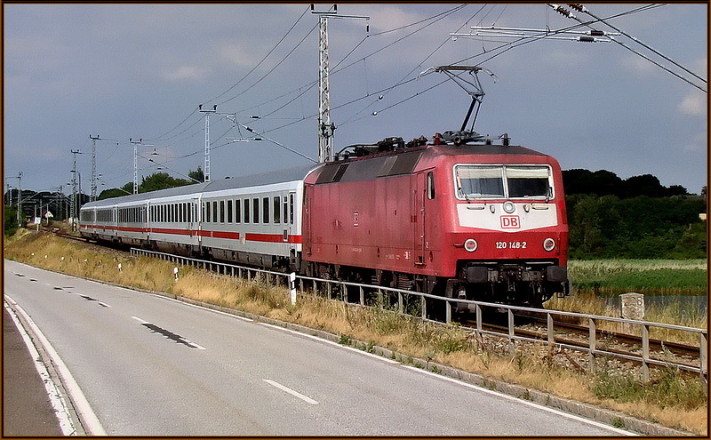 120 148-2 schiebt den IC2355 nach Binz.  Stralsund -Rgendammbrcke am  26.07.10 