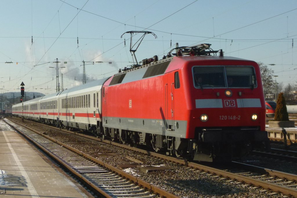 120 148-2 zieht den IC 2055 Saarbrcken - Stuttgart am 03.02.2012 nach Kaiserslautern