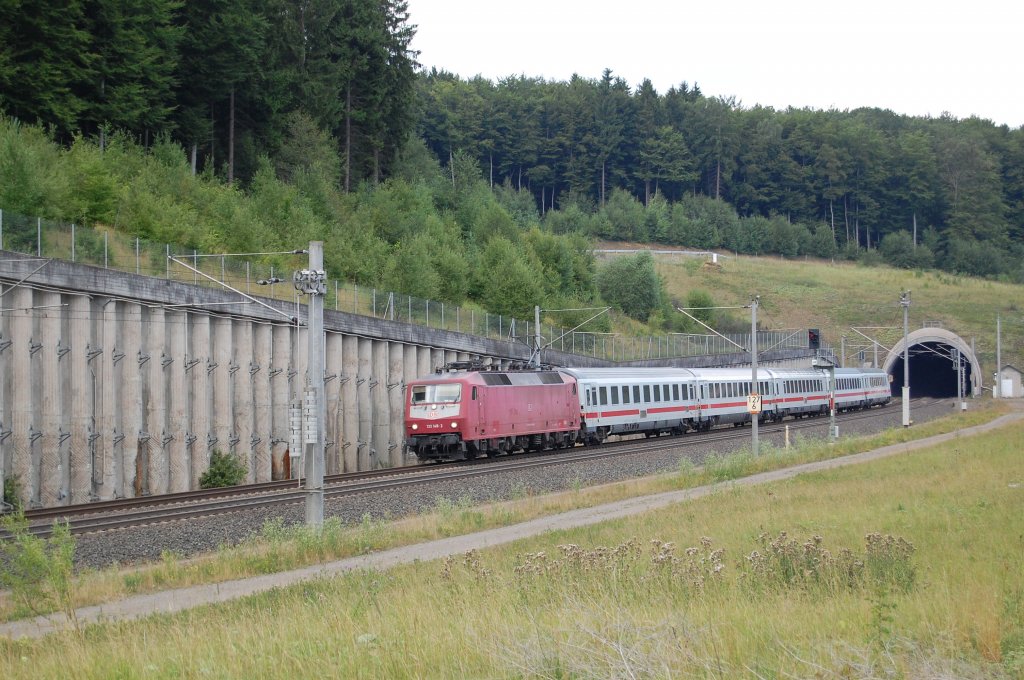 120 148 mit dem IC 2359 D�sseldorf - Stralsund kurz hinter dem Eggetunnel bei Willebadessen, 30.07.2010