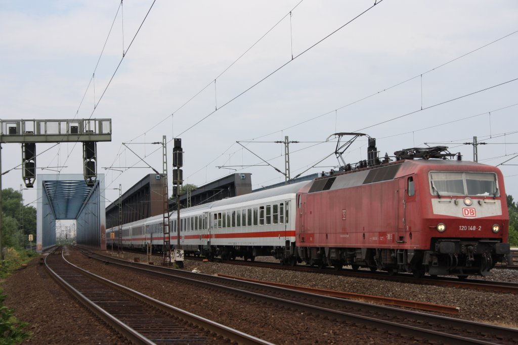 120 148 mit einem IC in Hamburg an den Sderelbbrcken am 07.11.2010
