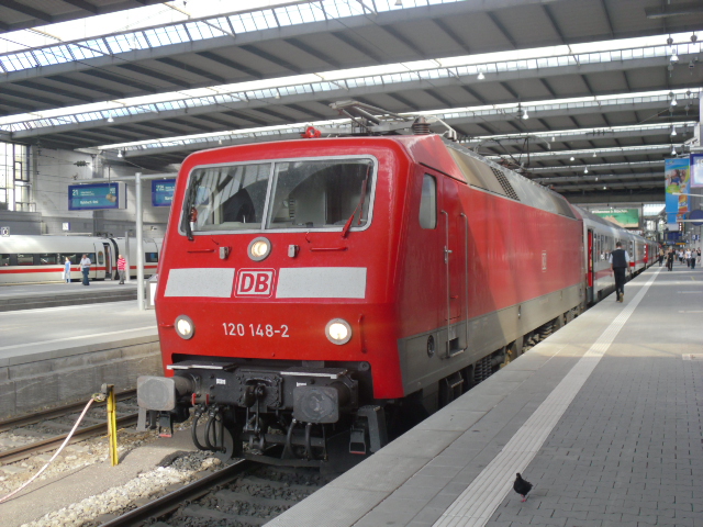120 148 mit einem IC nach Ulm in Mnchen. 17.8.2011.