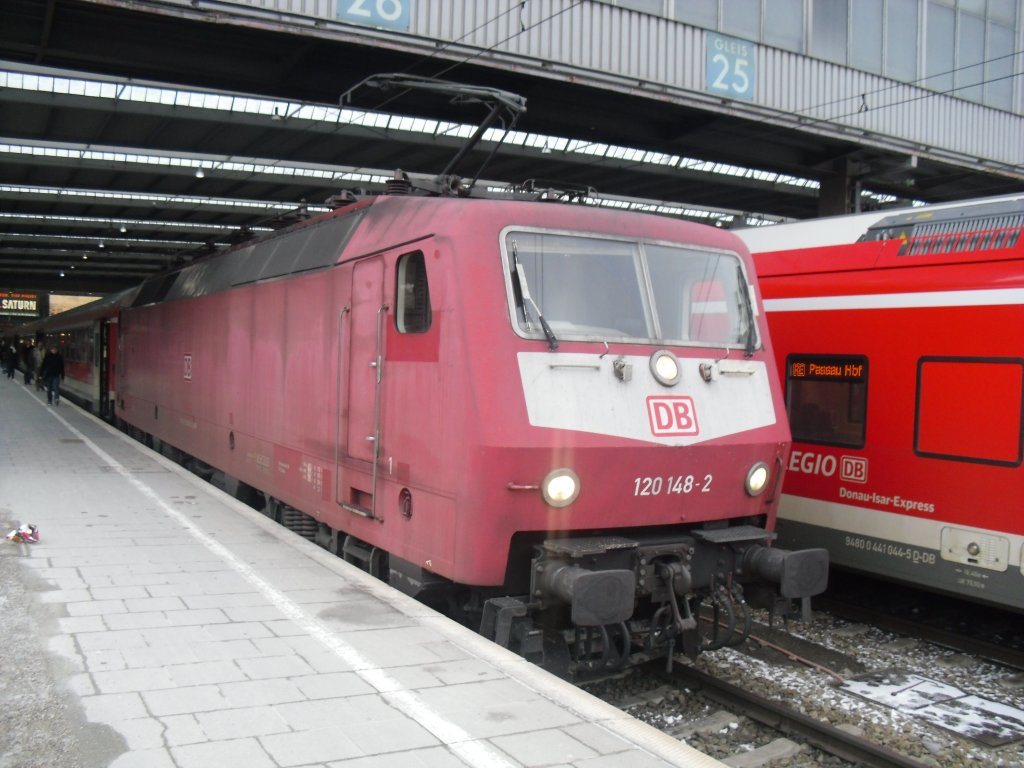 120 148 mit einem RE nach Nrnberg in Mnchen. Februar 2011.