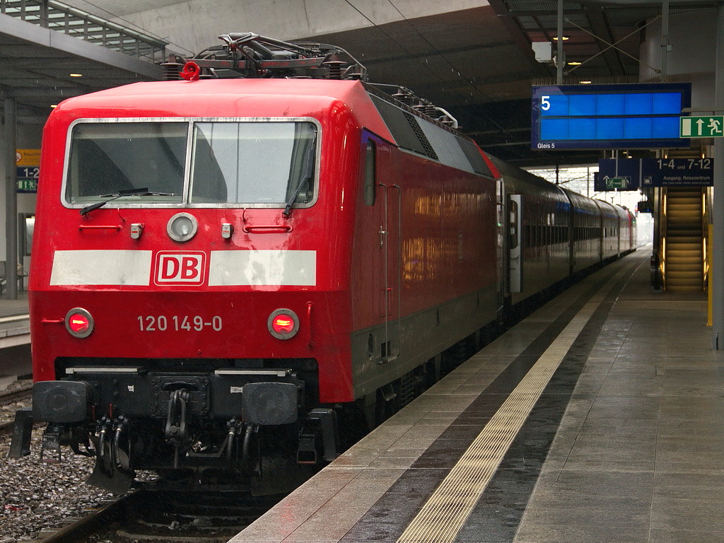 120 149-0 (kalt) am 16. Januar 2012 im Bahnhof Berlin Sdkreuz auf Gleis 5.  