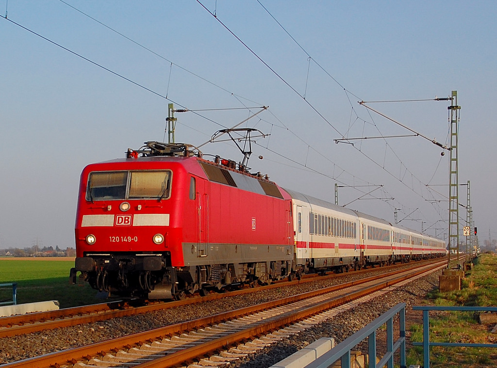 120 149-0 kommt am Mittwoch den 28.3.2012 mit einem IC-Zug aus Richtung K�ln auf der KBS 495 daher gebrausst.....
