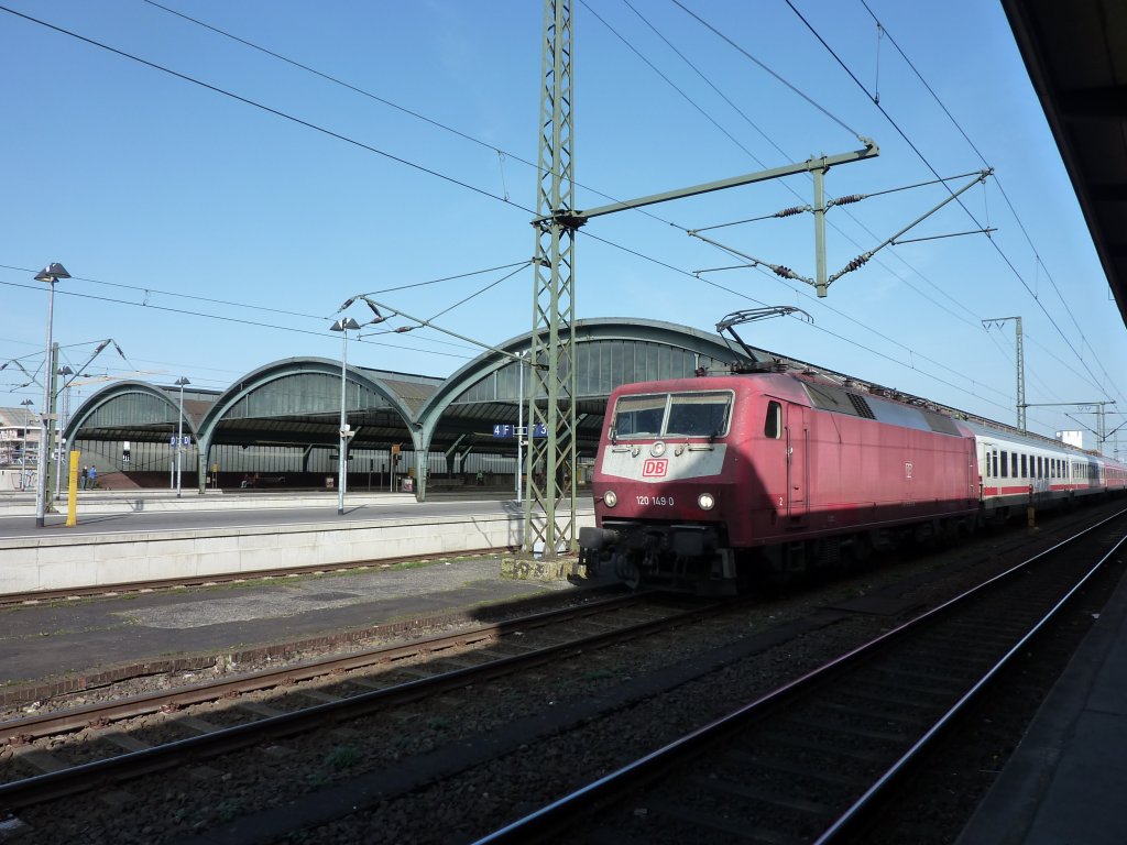 120 149-0 steht am 10.4.2011 mit einem IC aus Hannover Hbf in Oldenburg Hbf.
