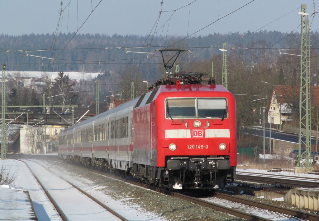 120 149-0 zieht am 10. Februar 2012 IC 2801 nach Nrnberg Hbf durch Kronach.