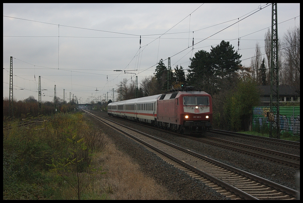 120 149 mit IC2150 bei der Durchfahrt durch Dsseldorf Angermund (aufgehellt)