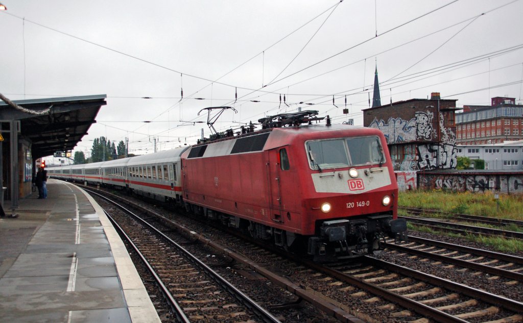 120 149 zieht am 25.09.10 den IC 140 an der Warschauer Strae vorbei um ihn im Ostbahnhof bereitzustellen.