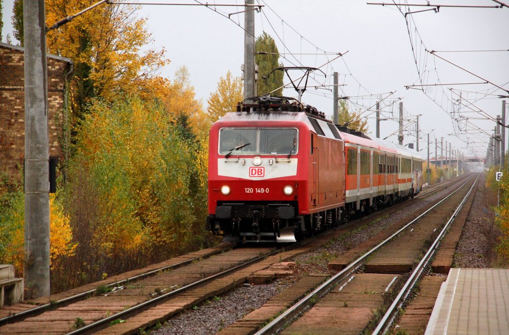 120 149 zieht am 27.10.09 den Pbz nach Berlin durch Brehna.