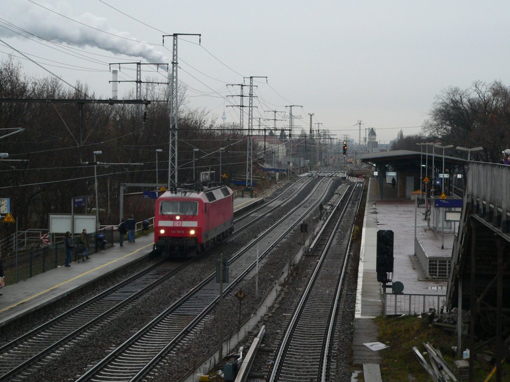 120 150-8 f�hrt allein durch Berlin Karlshorst. 28.11.2012