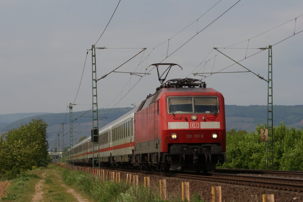 120 150-8 mit einem InterCity in Gau-Algesheim am 1. Mai 2011