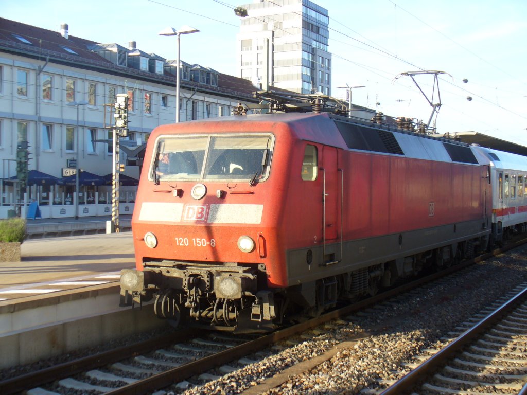 120 150-8 steht am 18.05.2011 mit einem IC nach Saarbrcken Hbf in Kaiserslautern Hbf