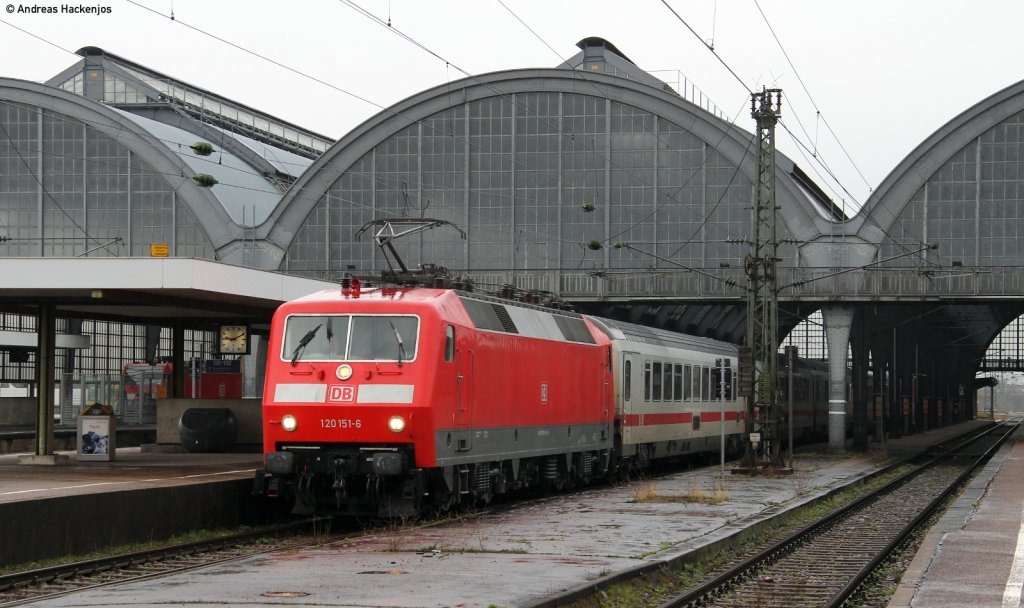120 151-6 und 101 143-6 mit dem IC 2374 (Karlsruhe Hbf-Hamburg Altona) am Startbahnhof 19.3.11