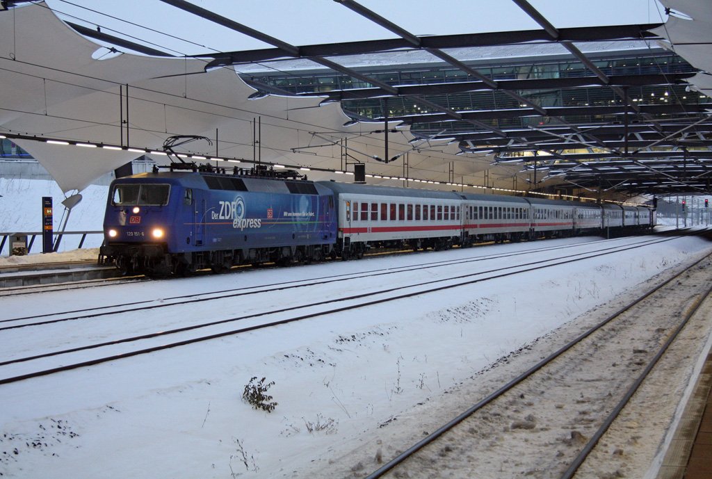 120 151-6 bringt am Morgen des 15.01.2010 den  ZDF-Express  IC2031 aus Hannover nach Leipzig. Kurz vor seinem Fahrtziel hlt er im Flughafenbahnhof der Messestadt.
