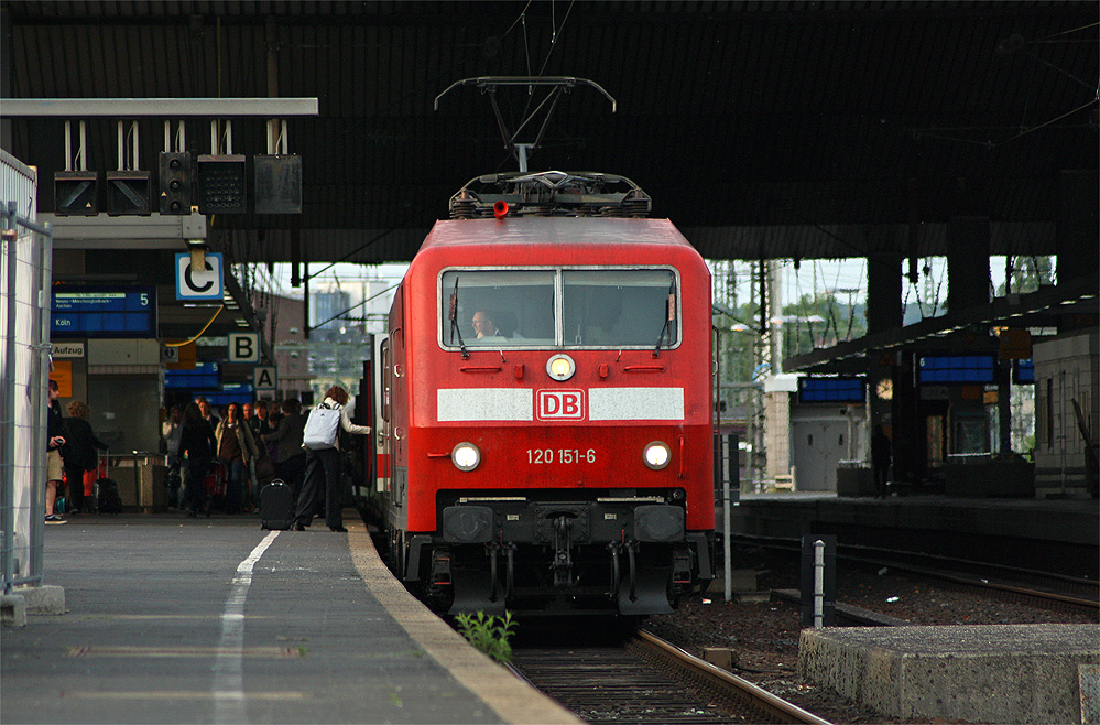 120 151-6 (Ex. ZDF) mit dem IC1919 nach Kln Hbf ber Aachen kurz vor der Abfahrt in Dsseldorf Hbf, 15.5.11