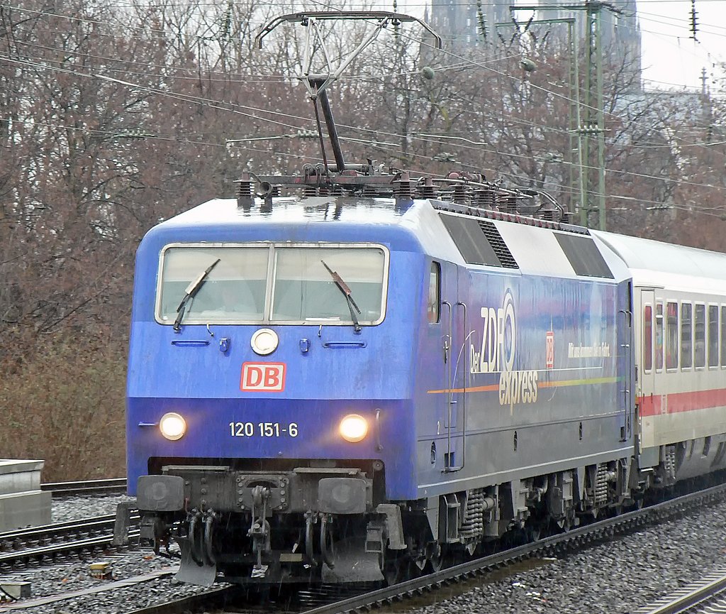 120 151-6 in Kln Deutz am 26.2.2010