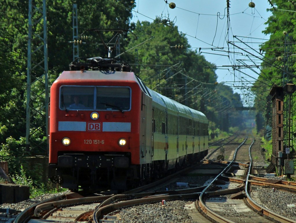 120 151-6 kommt am 17.08.2012 auf der KBS 485 mit dem IC 1918 von Aachen-Hbf nach Berlin die Rampe nach Herzogenrath runter. 