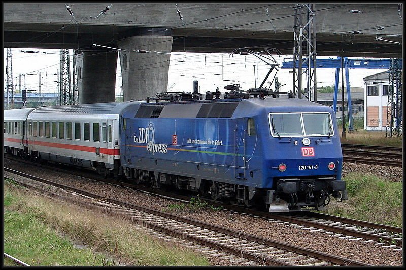 120 151-6 mal wieder voll am schieben. Das  ZDF  (;-)) bringt den IC2355 nach Binz.   Stralsund am 01.05.08