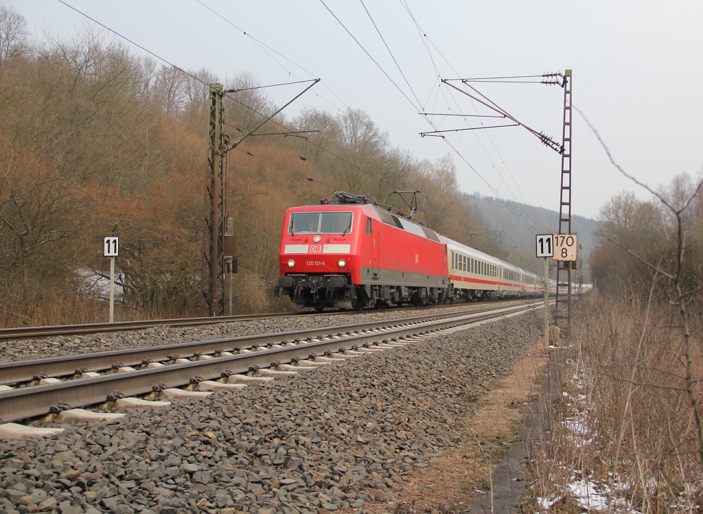 120 151-6 mit dem IC2083 in Richtung Sden, im Zulauf auf Bebra. Aufgenommen kurz vor Bebra am 29.03.2013.