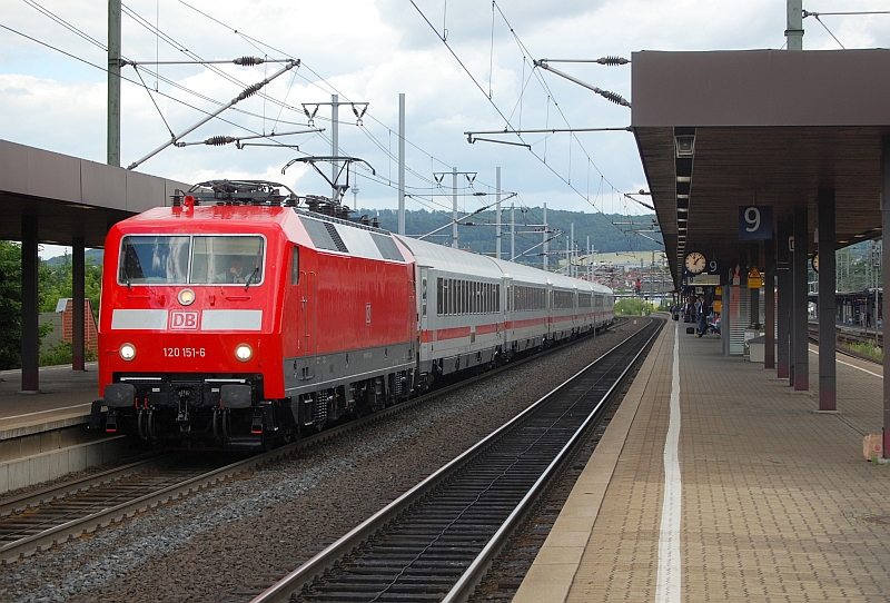 120 151-6 mit einem Ersatz-IC nach Mnchen am 06.07.2010 in Gttingen