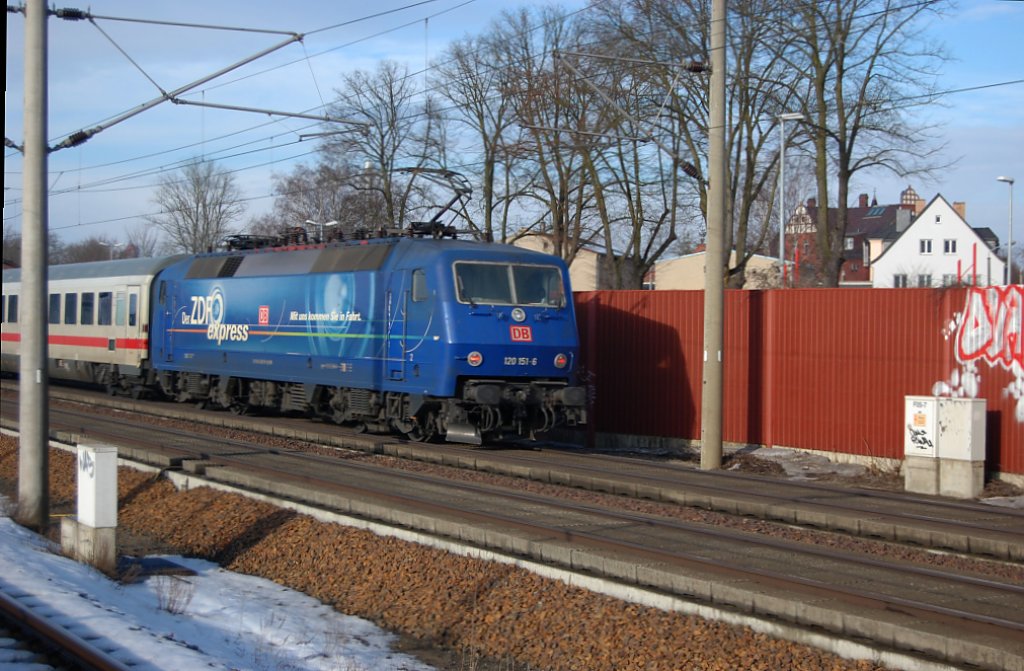 120 151-6 schiebt den ICE-Ersatzzug durch Rathenow in Richtung Kln. An der Spitze des Zuges war die 120 106-0. Am 25.02.2010