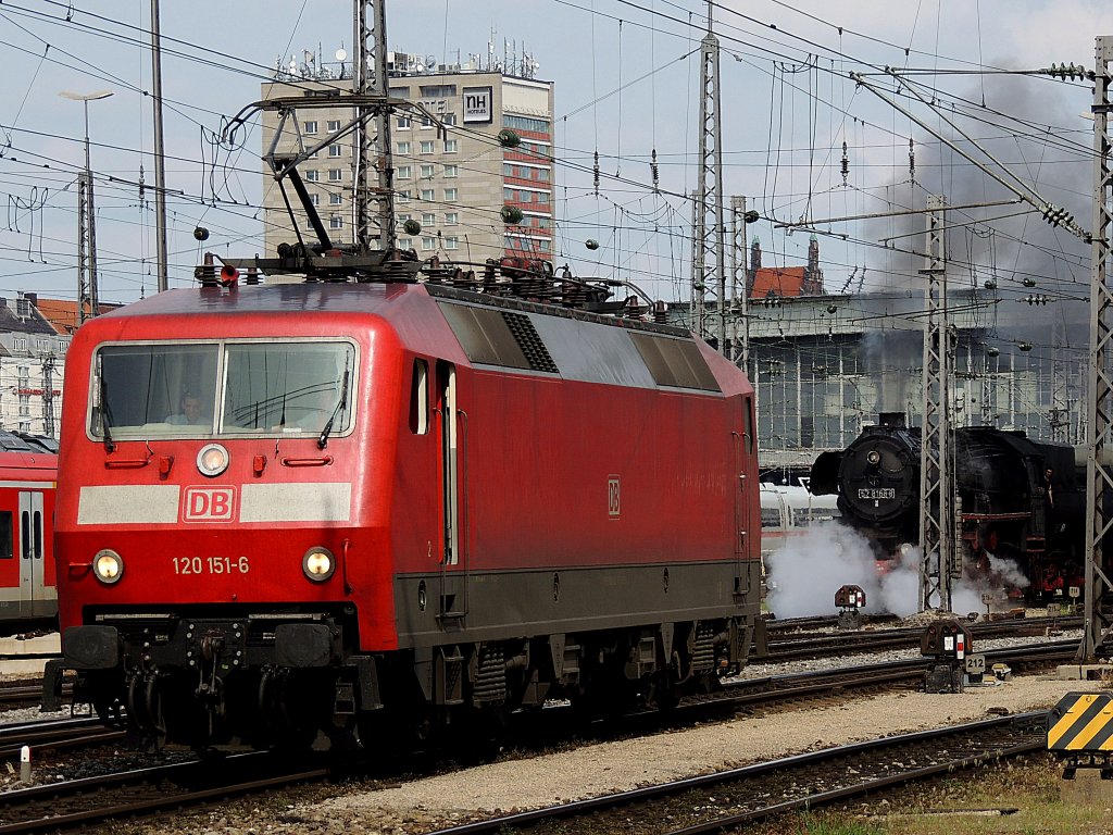 120 151-6 setzt sich im Gelnde des Mnchener Hauptbahnhofes keck vor die heranschnaubende 528168-8; 130607