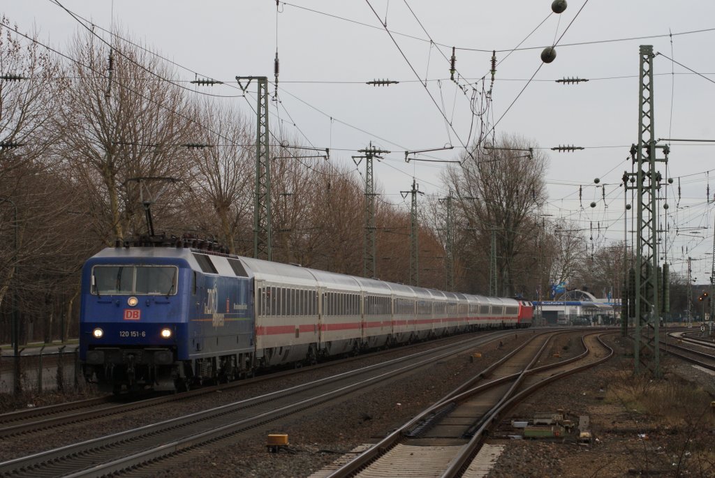 120 151-6  ZDF Express  + 120 132-6 mit dem Ersatz-IC 2863 bei der Durchfahrt durch Dsseldorf Oberbilk am 27.02.2010 um 14:49 Uhr