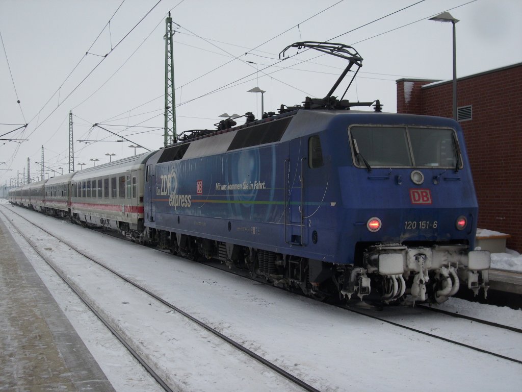 120 151 und der IC 2377 Binz-Frankfurt/Main am 18.Januar 2010 beim ersten Halt in Bergen/Rgen.