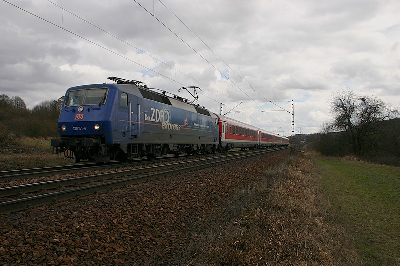 120-151 mit einem Entlastungs IC von Passau nach Nrnberg bei Deuerling unterwegs.(27.3.2010)
