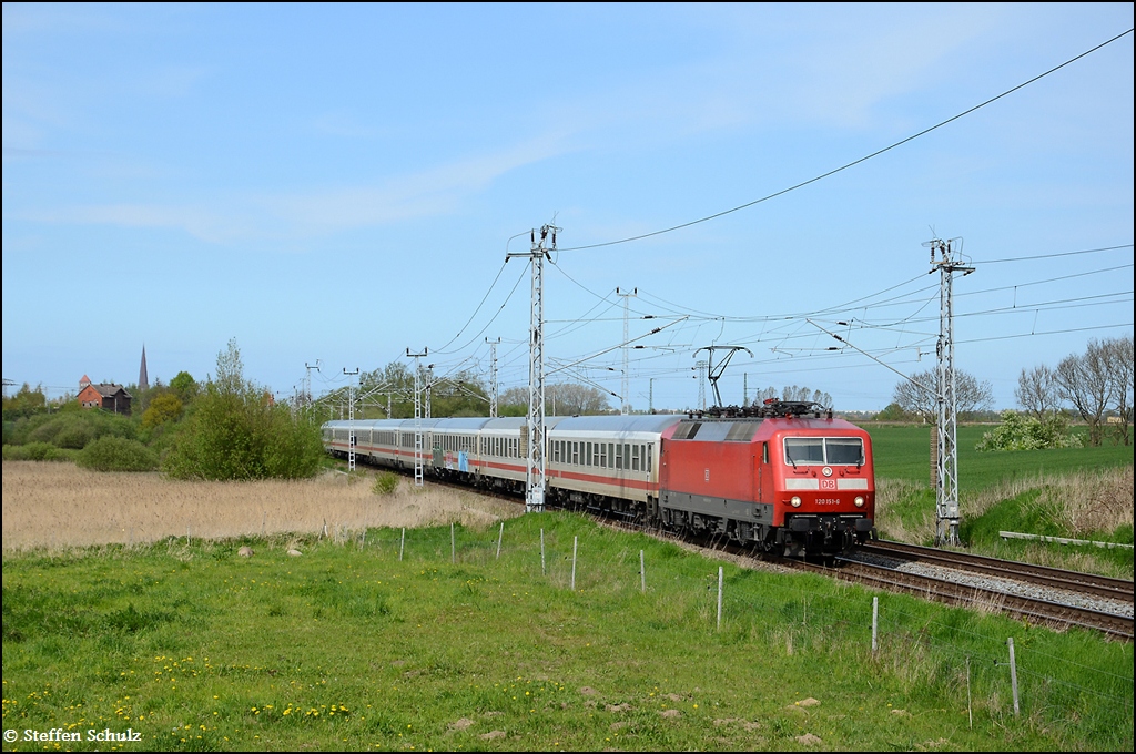 120 151 mit IC 2409 aus Rostock nach Hamburg. Aufgenommen in Sildemow 06.05.12