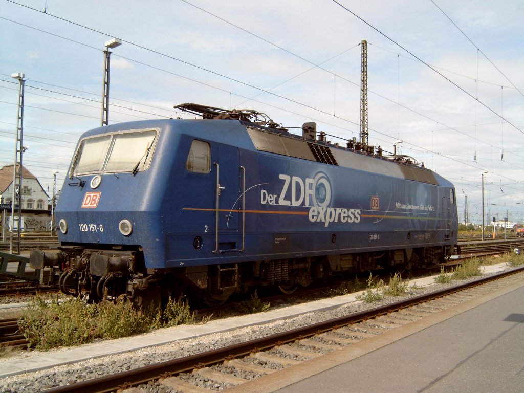 120 151 - mit ZDF-Motiv am 03.09.2003 auf dem Hbf Leipzig.