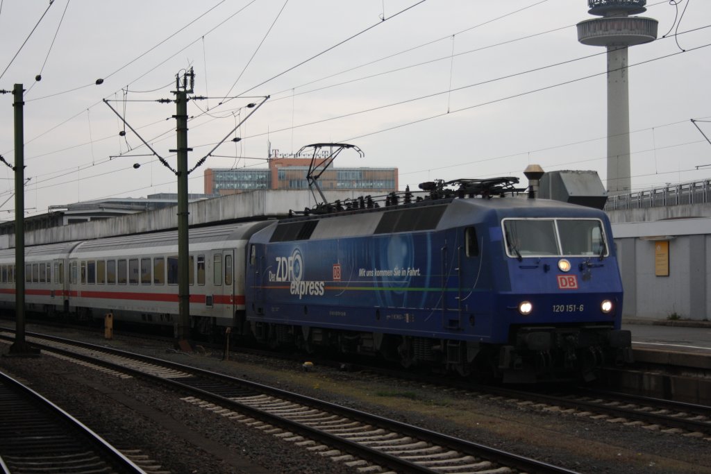 120 151 zog am 08.05.2010 den IC 2242 von Mnster nach Berlin beim Halt in Hannover HBF