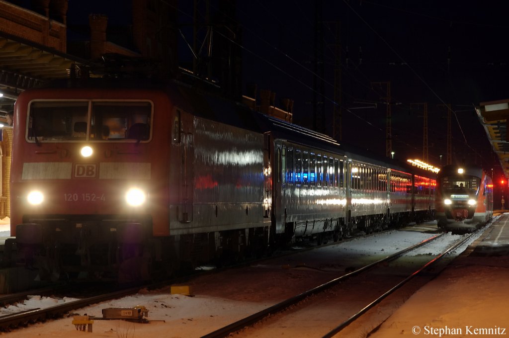 120 152-4 mit dem IC 1923 nach K�ln Hbf und die 642 167/667 als RB (RB 36988) nach Braunschweig Hbf in Stendal. 10.12.2010