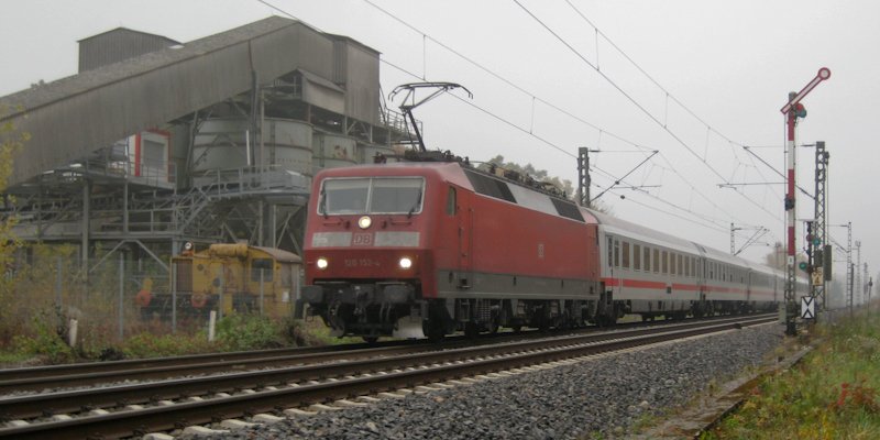 120 152-4 mit einem Intercity am 27. Oktober 2009 am Esig Forchheim. Links sieht man noch die ehemalige Lok vom Kieswerk.